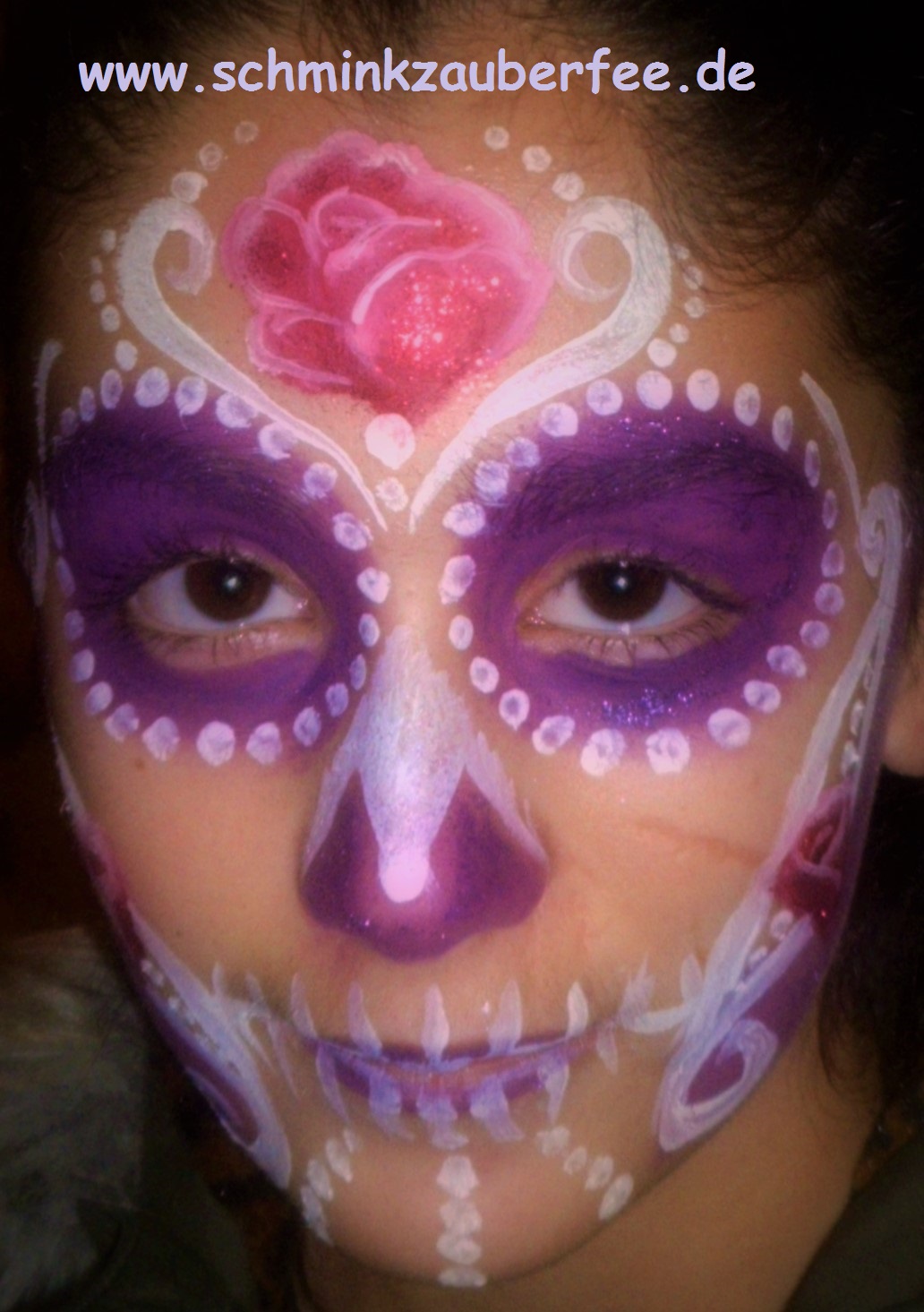 Eine Catrina (Sugar skull) ist eine traditionelle Gesichtsbemalung zum Tag der Toten in Mexiko um die Verstorbenen zu ehren